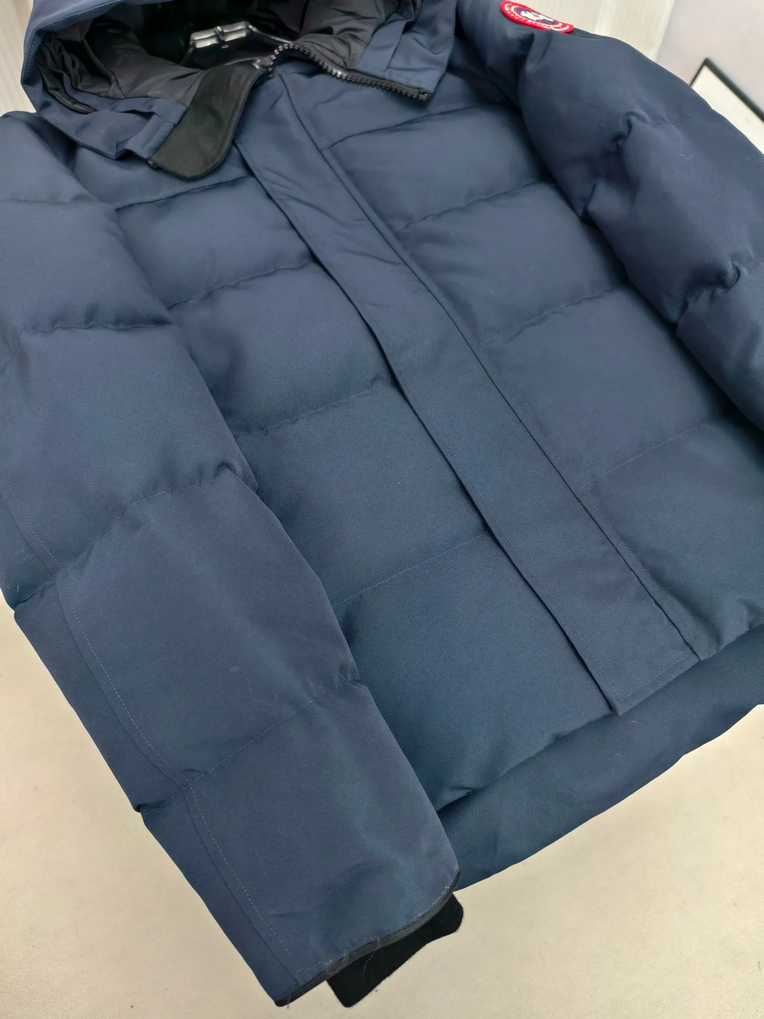 P700————2080M/New 17 models (higher version) Canada goose MacMillan parka. The MacMillan Parka features an innovative design with a streamlined hood detail, added shoulder straps and two additional interior pockets. This hip-length parka offers warmth and style with its quilted design and curved hem. Filled with extremely fluffy white duck down. The MacMillan Parka provides essential protection in all weathers. The adjustable down-connected hood improves warmth and protects against harsh weather. Rib knit cuffs tucked into the interior. The hood is equipped with a detachable zipper guard, and the hood trim can be replaced to create a personalized style and provide more protection (this jacket can be matched with wolf fur collar accessories, choose by yourself) ❤️The only version in the market Color: black red label black black label gray red label gray black label off-white red label navy red label Size: XS-2XL